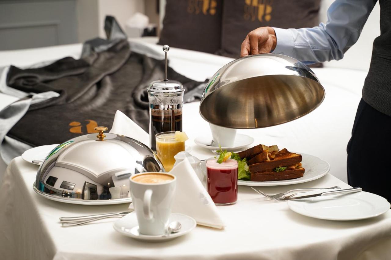 Ambiance Boutique Art Hotel Lahore Exterior foto A waiter serving breakfast