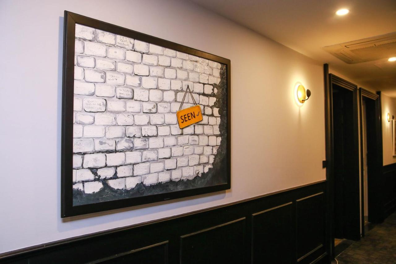 Ambiance Boutique Art Hotel Lahore Exterior foto A piece of the Berlin Wall at the British Embassy in Tokyo