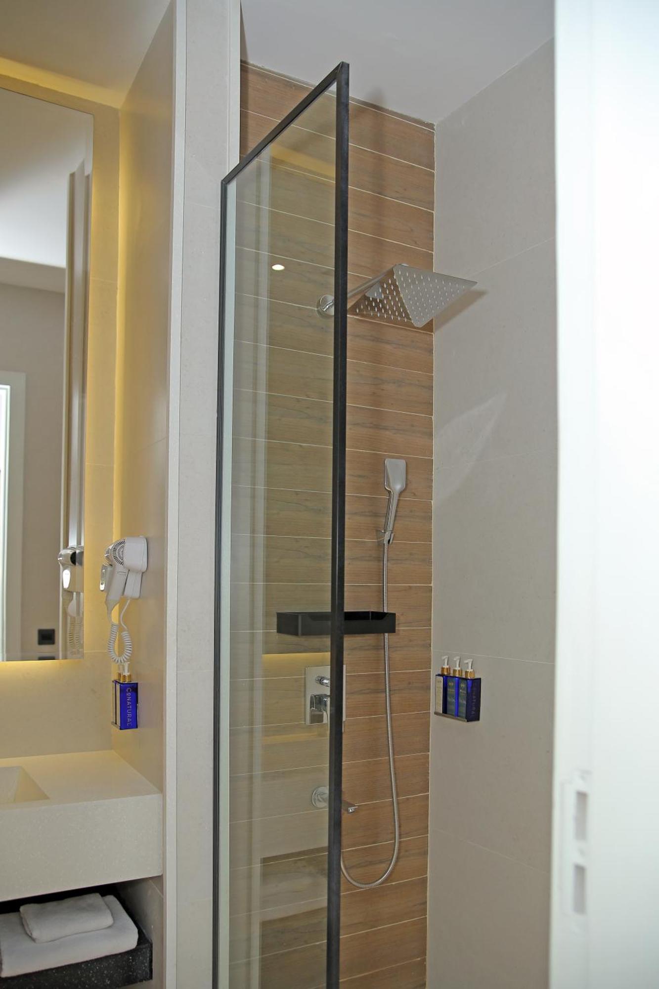 Ambiance Boutique Art Hotel Lahore Exterior foto A shower with a fixed shower head and a handheld shower head