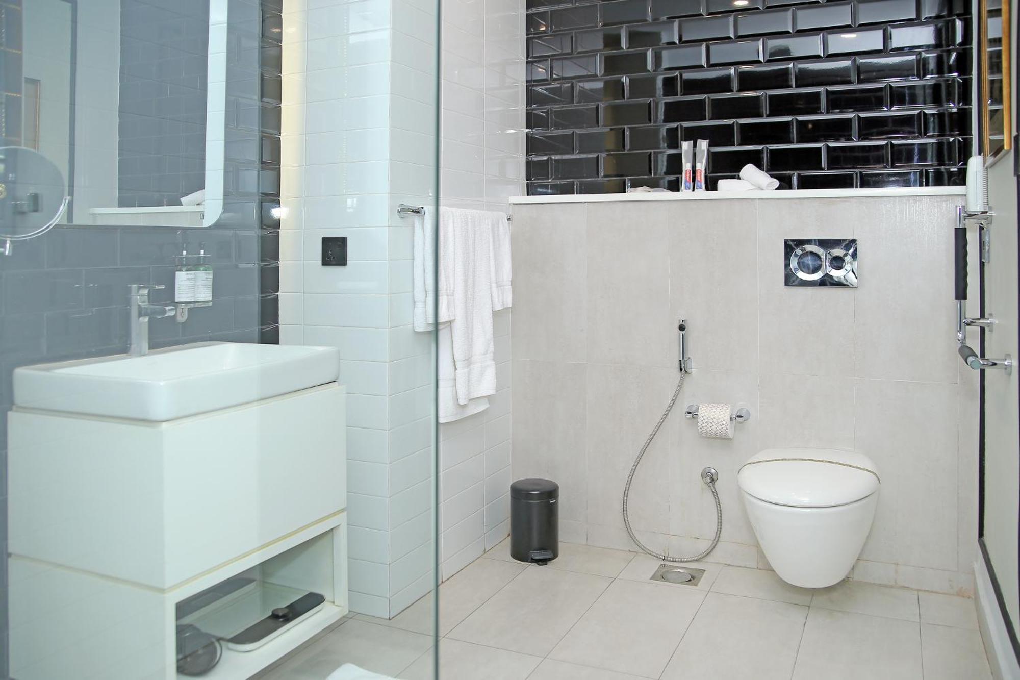 Ambiance Boutique Art Hotel Lahore Quarto foto Bathroom with a bidet and a shower